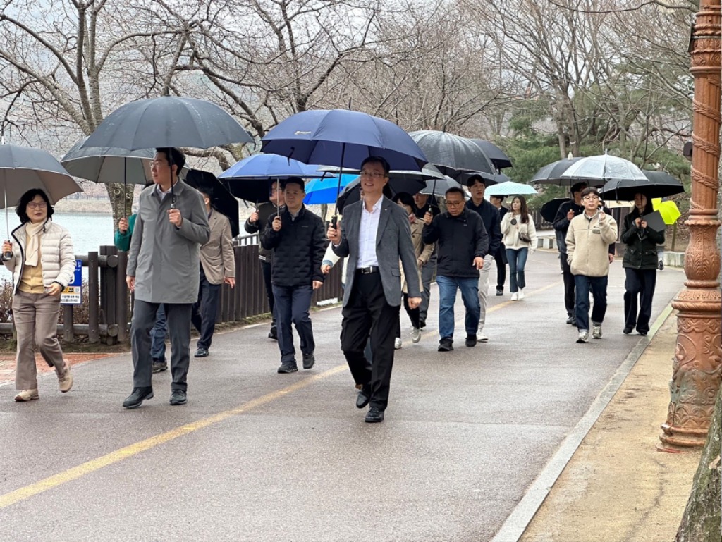 공원과-성남시 율동공원 둘러보고 있는 원강수 원주시장(첫줄 가운데)과 이진찬 성남부시장(첫 줄 오른쪽).jpg