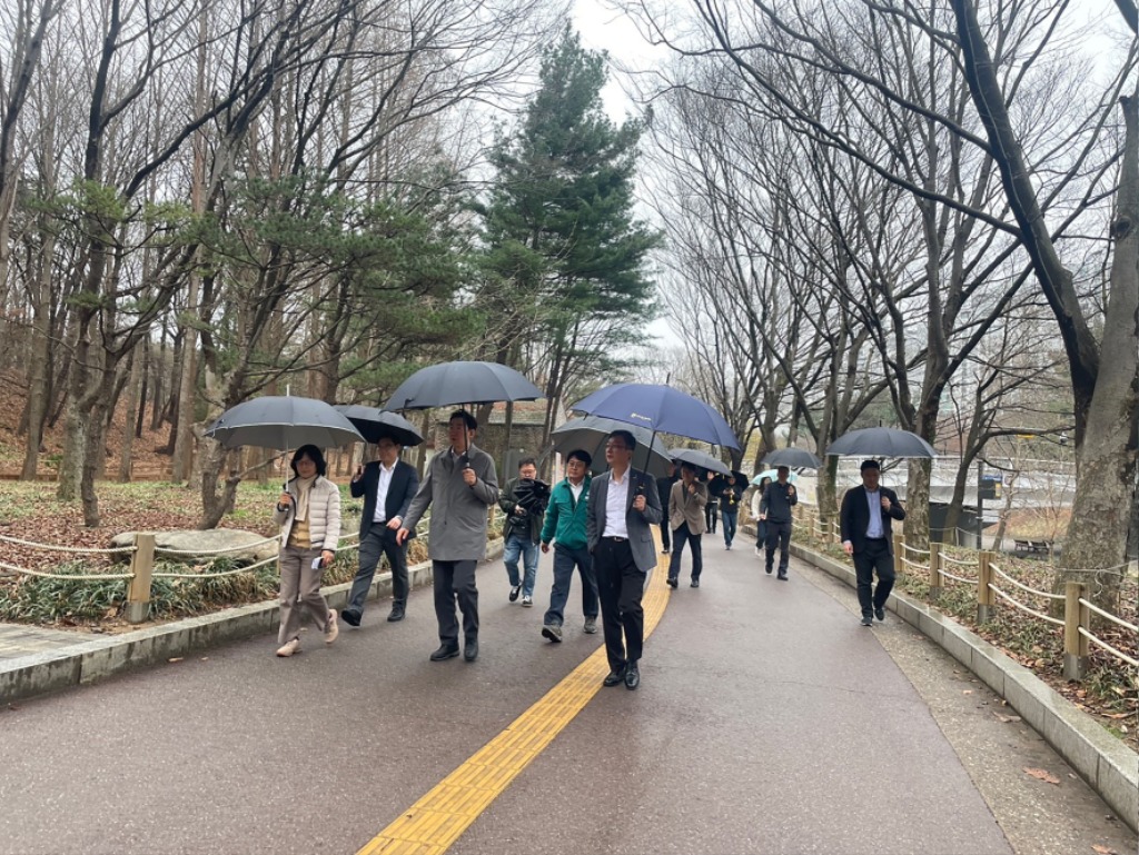 공원과-성남시 중앙공원 둘러보고 있는 원강수 원주시장(첫줄 가운데)과 이진찬 성남부시장(첫 줄 오른쪽).jpg