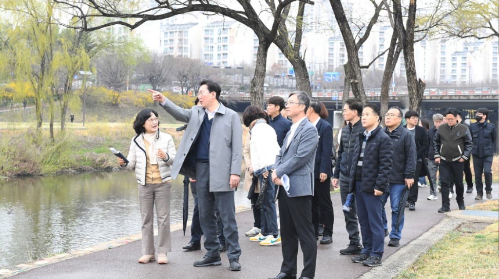 공원과-성남시 탄천 시설 둘러보고 있는 원강수 원주시장(첫줄 가운데)과 이진찬 성남부시장(첫줄 오른쪽).jpg