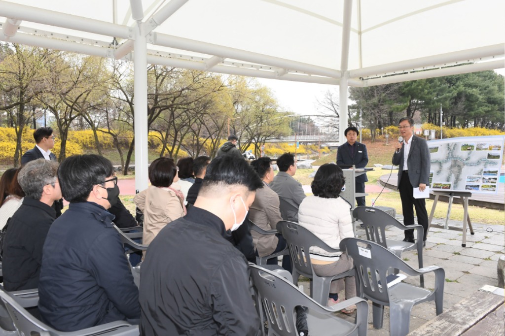 공원과-원주시 벤치마킹단에게 탄천수질, 생태하천 복원사업, 탄천 현황 등을 설명 중인 이진찬 성남부시장.jpg