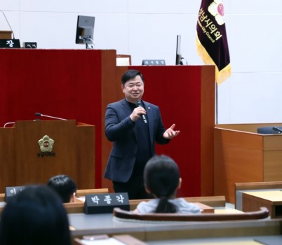 홍보관 견학-2층본회의장 김종환의원님.jpg width: 100%; height : 150px