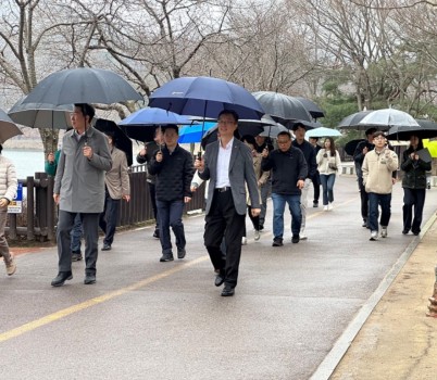 공원과-성남시 율동공원 둘러보고 있는 원강수 원주시장(첫줄 가운데)과 이진찬 성남부시장(첫 줄 오른쪽).jpg