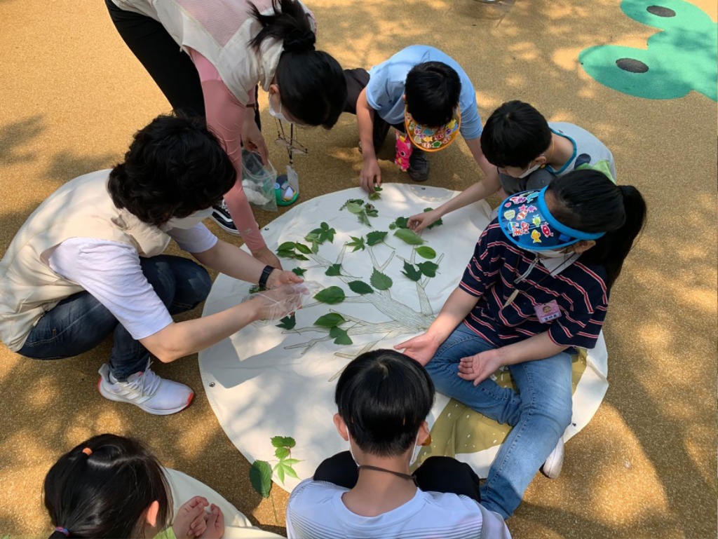 환경정책과-성남시 환경교육 프로그램 중 하나로 장애학생들이 ‘우리 반 나무 만들기’ 수업에 참여 중이다.jpg