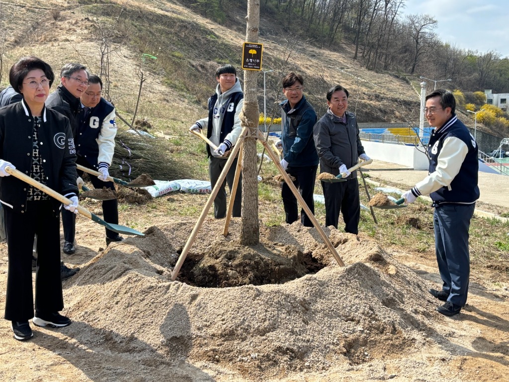 240405최만식도의원, 탄소중립 실현위해 성남에서 열린 경기도 식목 행사 참석1.jpg