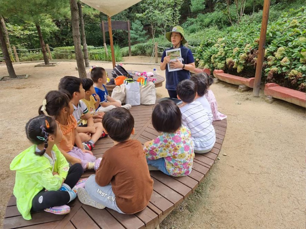 녹지과-성남시 산림복지 프로그램의 하나로 지난해 9월 위례공원에서 진행한 유아 숲 체험 ‘숲속 자연 미술 숲’.jpg