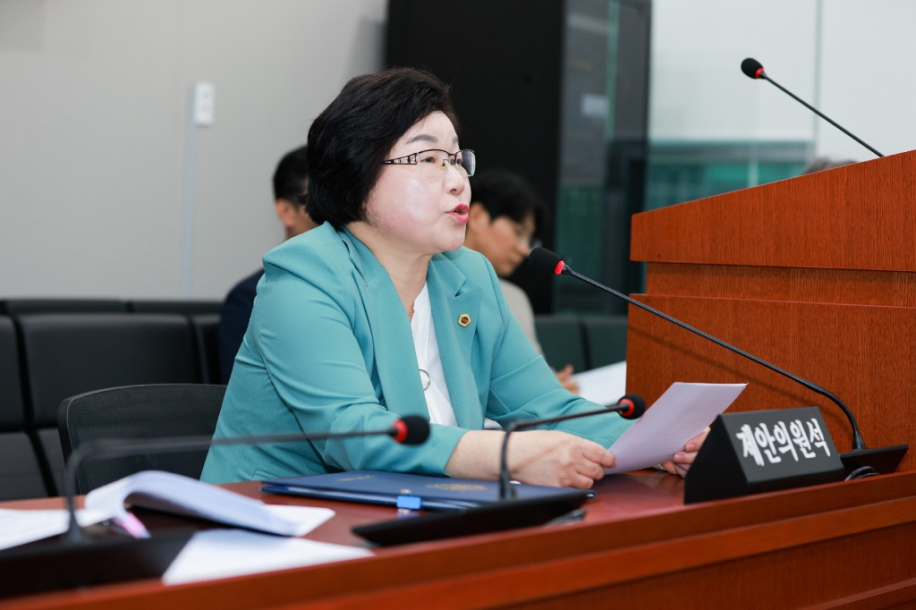 240417 김옥순 의원, 전국 최초 안전한 학교급식실 환경 조성 조례안 상임위 통과 (2).jpg