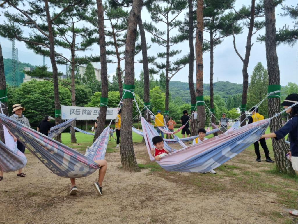 아동보육과-지난해 7월 성남 율동공원에서 진행한 제2회 재활용놀이 팝업놀이터 때 폐현수막 활용해 해먹 그네 만들어 타기.jpg