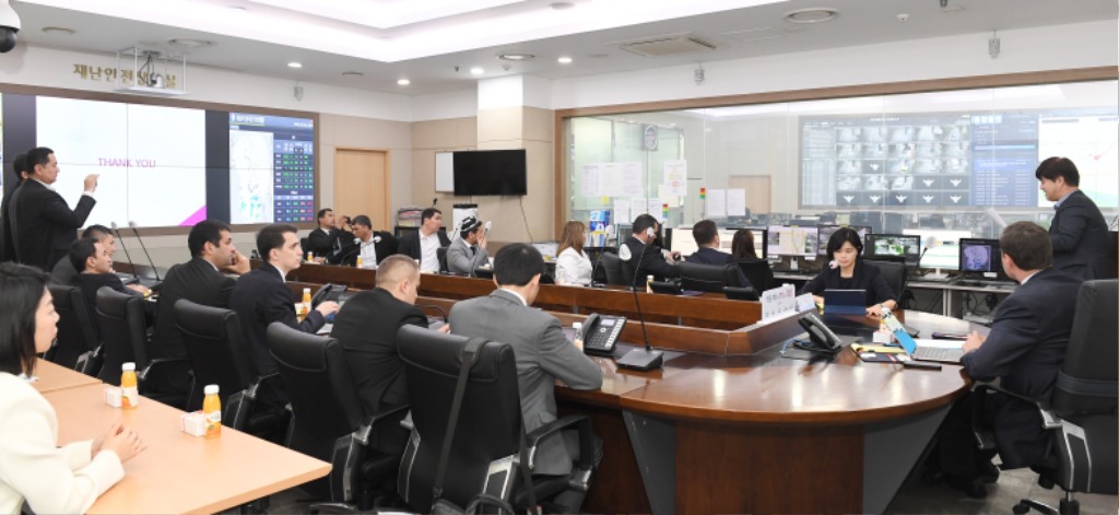 스마트도시과-25일 성남시 도시정보통합센터에서 브리핑을 받고 있는 우즈베키스탄 고위급 대표단.JPG