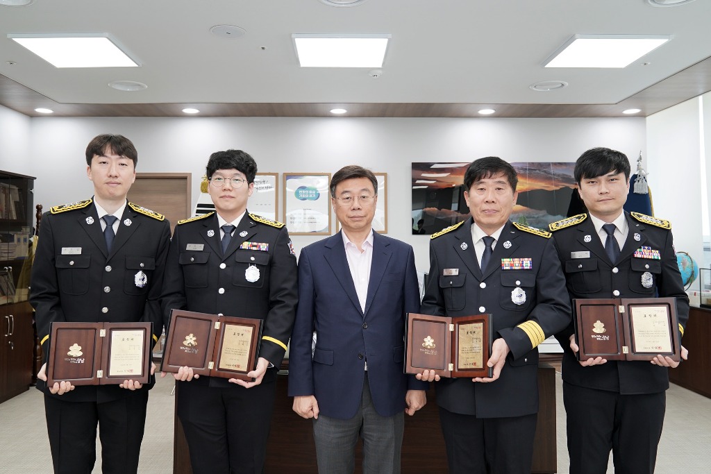 재난안전관- 30일 신상진 성남시장으로부터 유공표창을 받은 조윤길 소방교 윤희도 소방교, 김재택 소방경, 고혁 소방장(왼쪽부터).JPG