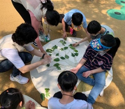 환경정책과-성남시 환경교육 프로그램 중 하나로 장애학생들이 ‘우리 반 나무 만들기’ 수업에 참여 중이다.jpg width: 100%; height : 150px