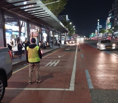 대중교통과-성남 모란역 인근에서 관외 택시 불법 영업 단속 중인 모습.jpg width: 100%; height : 150px