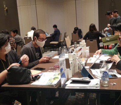 기업혁신과-2023년 11월 14일 태국 방콕에서 성남시 동남아 시장개척단 참가 기업들이 수출상담을 하고 있다. .jpg width: 100%; height : 150px