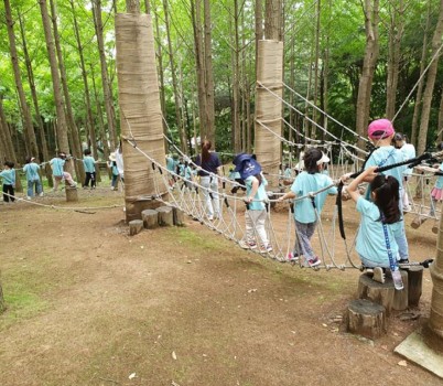 녹지과-성남시 산림복지 프로그램의 하나로 지난해 6월 산성공원에서 진행 중인 유아 숲 체험 ‘안녕 나의 친구’.jpg width: 100%; height : 150px