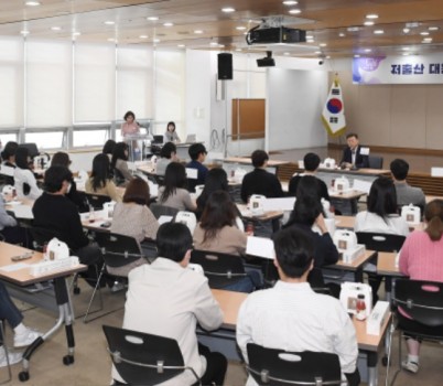 여성가족과-신상진 성남시장이 저출산 대응 2030 청년공무원 간담회를 진행하고 있다.JPG