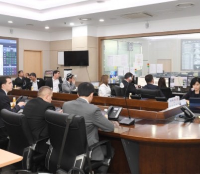 스마트도시과-25일 성남시 도시정보통합센터에서 브리핑을 받고 있는 우즈베키스탄 고위급 대표단.JPG