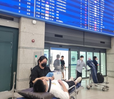 복지정책과-25일 환자이송침대에 실려 인천국제공항 입국장에 들어서는 백씨 모습.jpg width: 100%; height : 150px