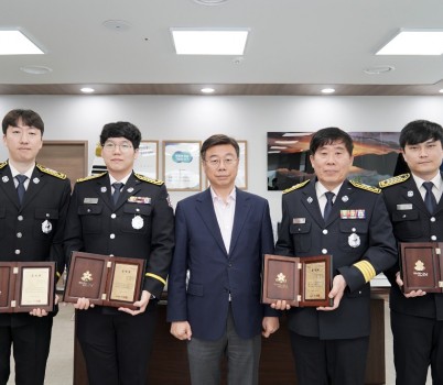 재난안전관- 30일 신상진 성남시장으로부터 유공표창을 받은 조윤길 소방교 윤희도 소방교, 김재택 소방경, 고혁 소방장(왼쪽부터).JPG width: 100%; height : 150px