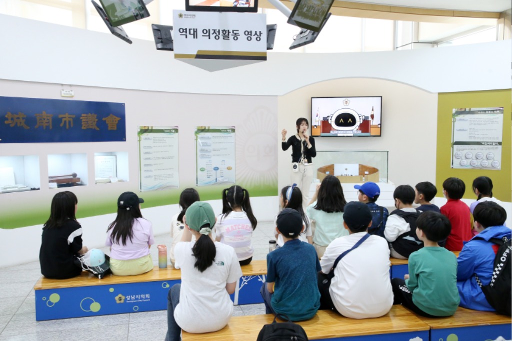 홍보관 견학-1층.JPG