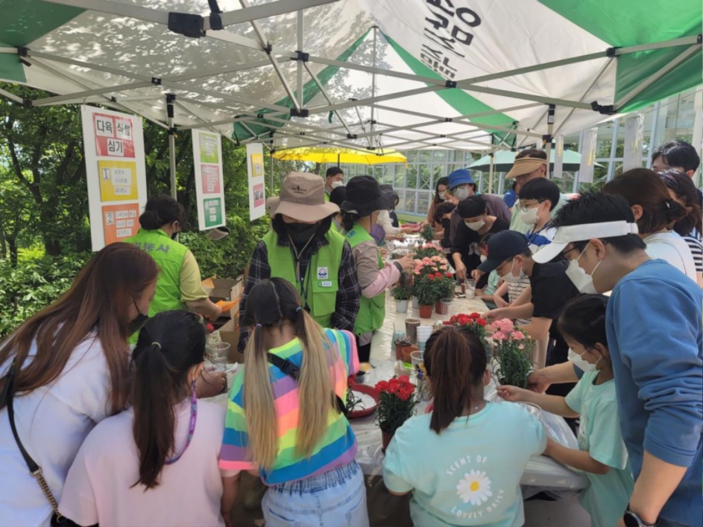 아동보육과-지난 2022년 어린이날 성남시 은행동 식물원에서 식물심기 체험 중인 학생들(자료사진).jpg
