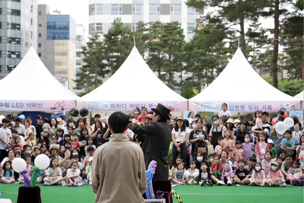 아동보육과-지난해 어린이날을 기념해 성남시청 광장에서 진행한 ‘가족이 함께하는 달빛산책’ 행사 때 풍선아트 공연.jpg