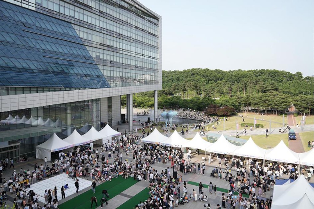 아동보육과-지난해 어린이날을 기념해 성남시청 광장에서 진행한 ‘가족이 함께하는 달빛산책’ 행사 전경.jpg