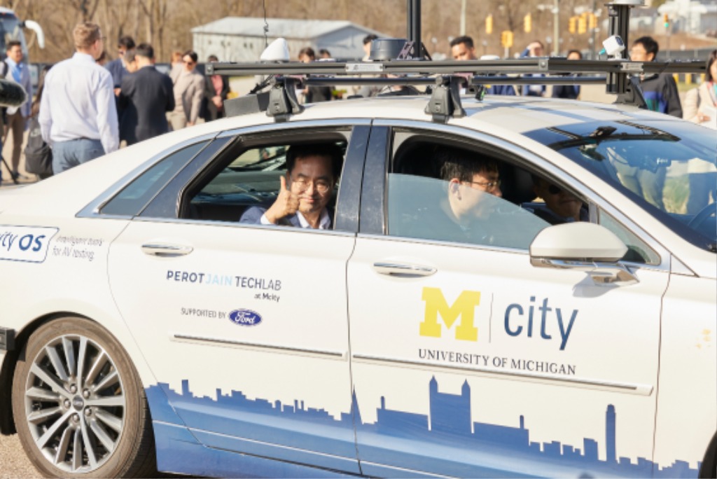 사진자료 - 지난해 미국 방문 당시 김동연 지사 모습 미시간대학교Mcity자율주행).jpg