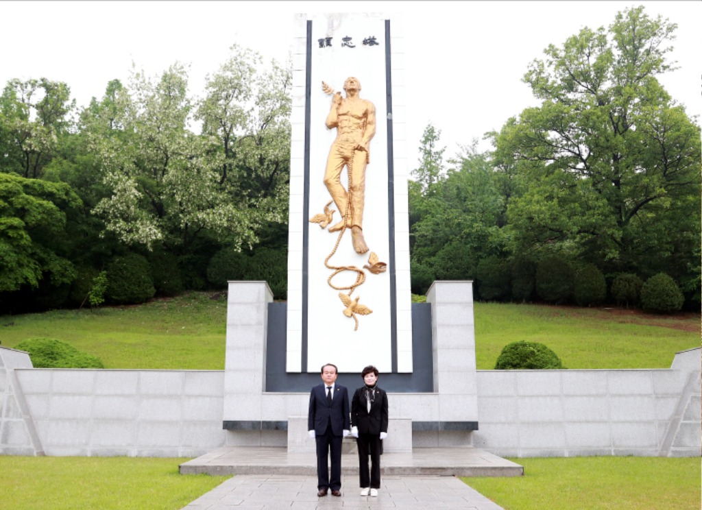 2024.5.7. 성남시의회, 이덕수 의장, 민영미 의원 현충탑 참배 (1).JPG