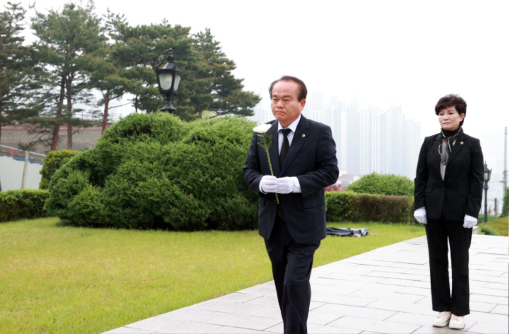 2024.5.7. 성남시의회, 이덕수 의장, 민영미 의원 현충탑 참배 (2).JPG
