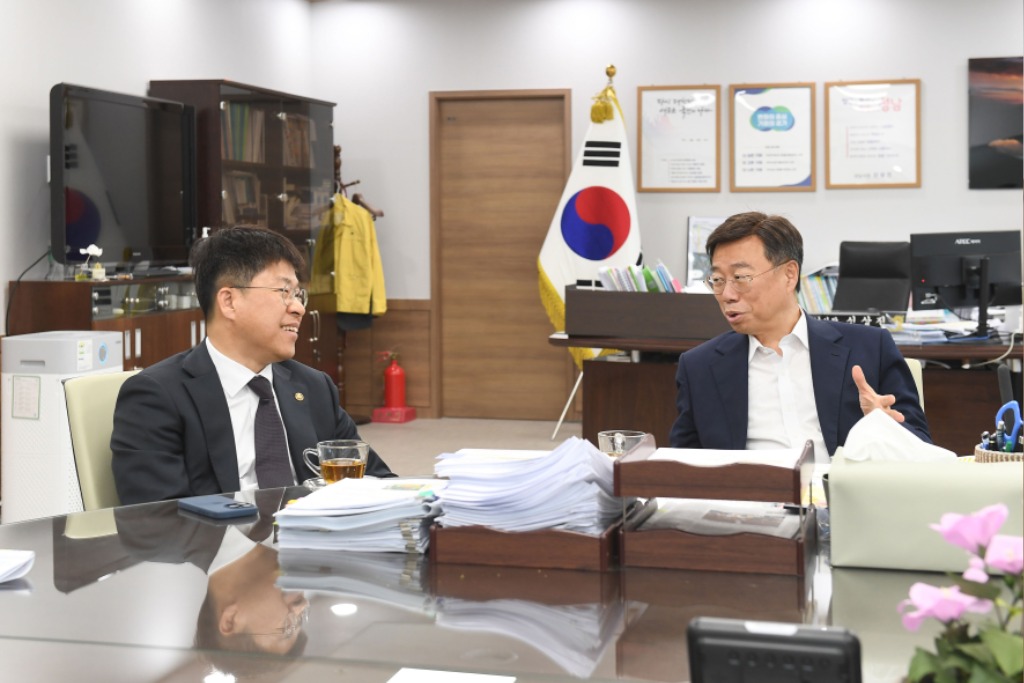 도시개발행정과-신상진 성남시장이 9일 시청 집무실에서 진현환 국토교통부 1차관과 면담하고 있다. .JPG