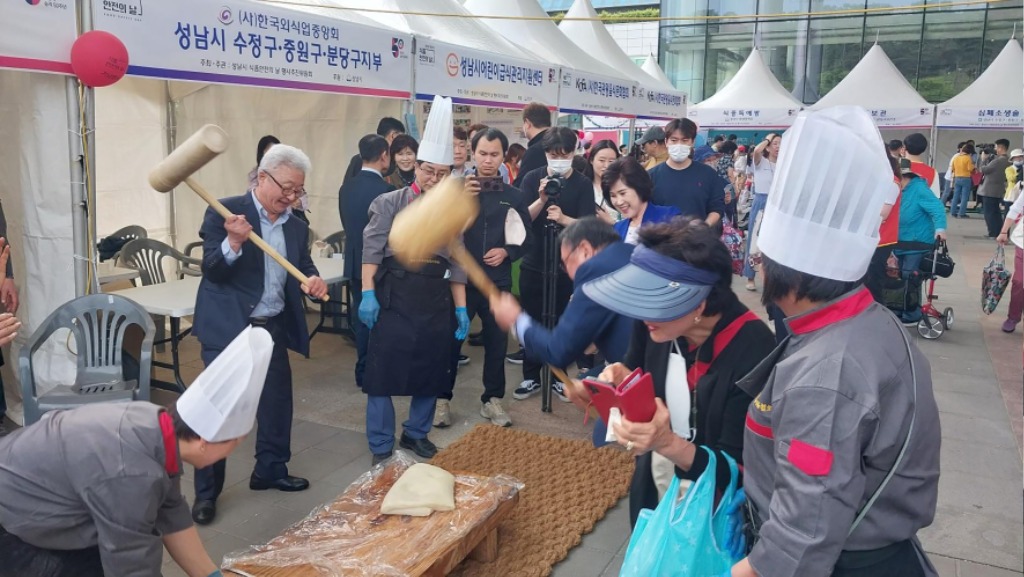 위생정책과-지난해 식품안전의 날 기념행사 때 성남시청 너른못 광장에 마련된 떡 메치기 체험장(자료사진).jpg