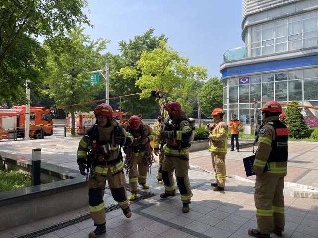 고층건축물 화재진압 훈련중인 모습.jpg