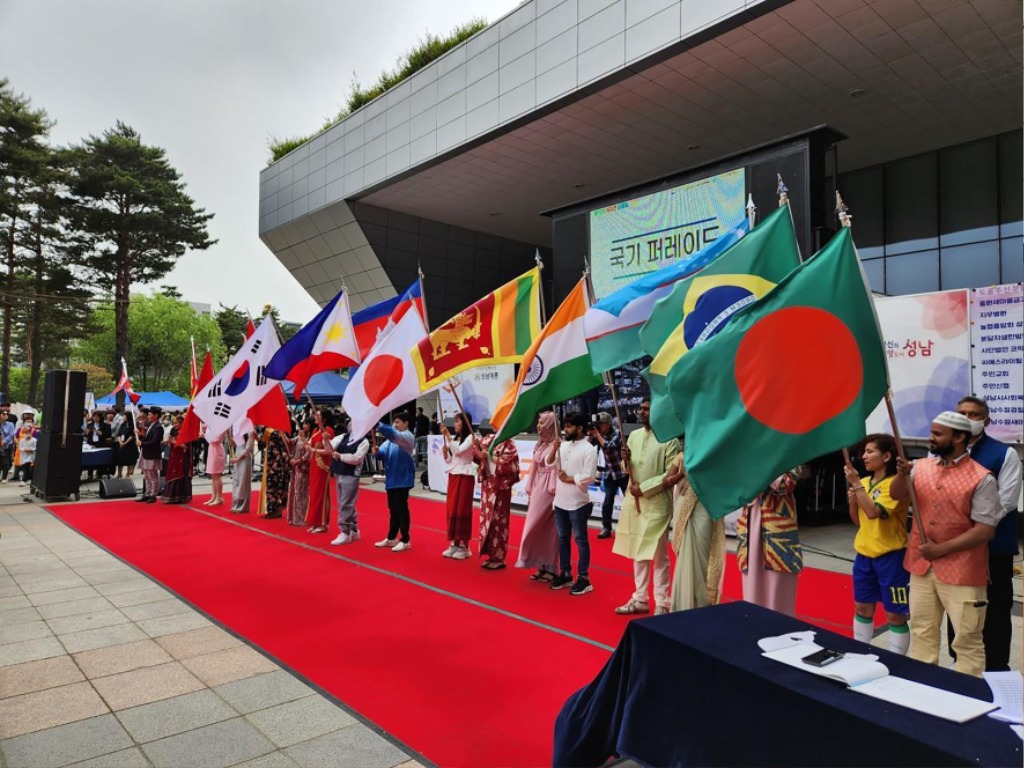 여성가족과-지난해 5월 21일 성남시청 광장에서 열린 지구촌 어울림 축제 때 국기 퍼레이드.jpg