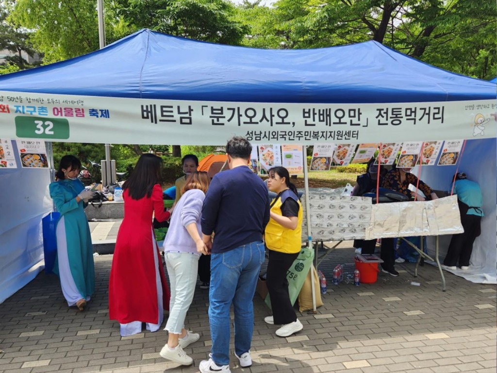 여성가족과-지난해 5월 21일 성남시청 광장에서 열린 지구촌 어울림 축제 때 베트남의 분가오사오(비빔국수)·반 배오 만(쌀떡) 먹거리 체험부스.jpg