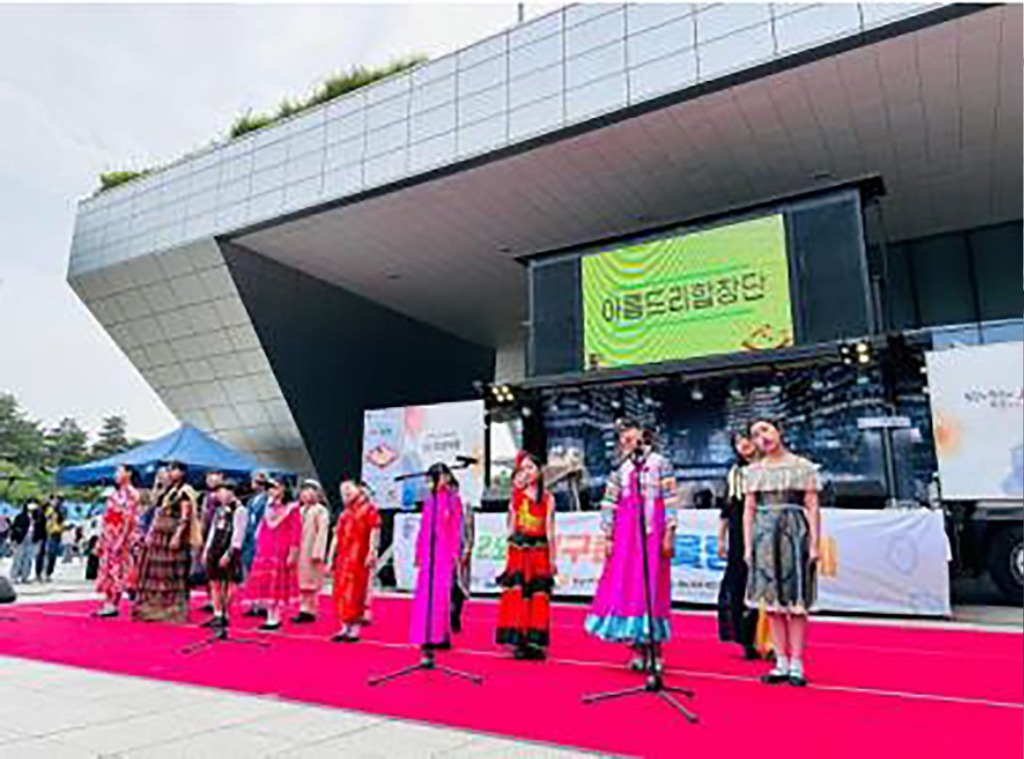 여성가족과-지난해 5월 21일 성남시청 광장에서 열린 지구촌 어울림 축제 때 아름드리합창단 공연.jpg