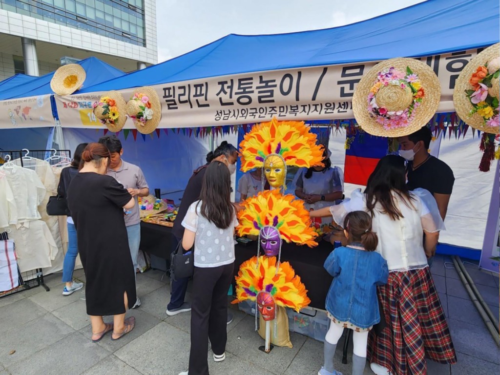 여성가족과-지난해 5월 21일 성남시청 광장에서 열린 지구촌 어울림 축제 때 필리핀의 가면체험 부스.jpg