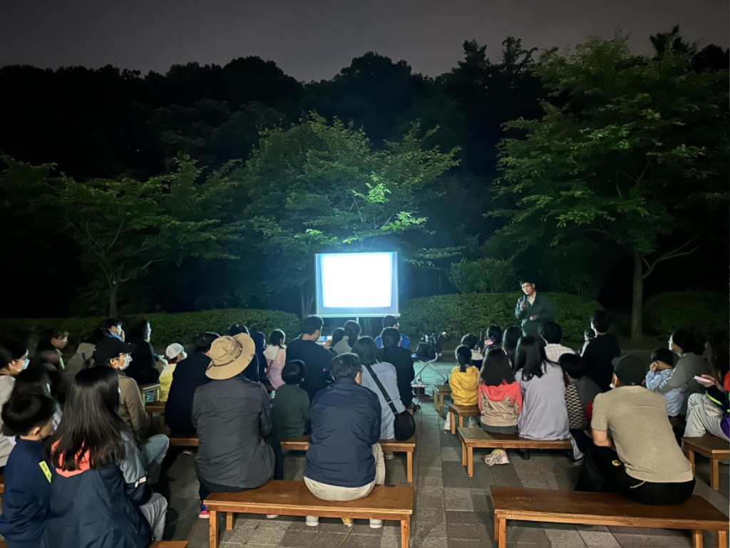 환경정책과-지난해 6월 성남시 분당구 야탑동 맹산 반딧불이생태원에서 파파리반딧불이 탐사에 관한 전문가 설명이 진행 중이다.jpg