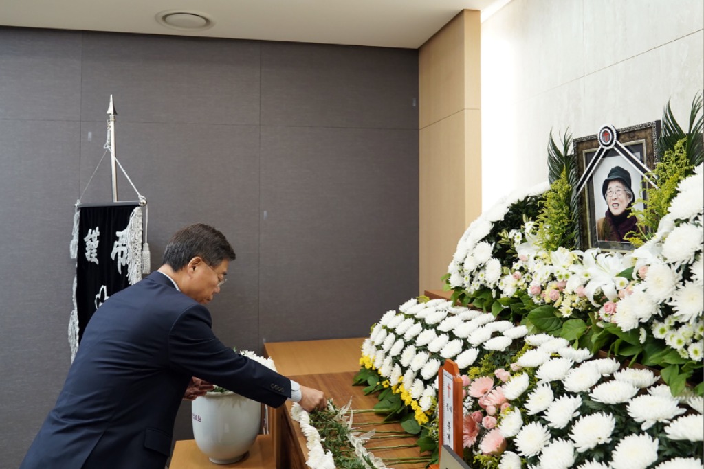 복지정책과-신상진 성남시장이 ‘행복한 유산 기부 성남시 1호’ 홍계향 할머니의 빈소를 찾아 조문 중이다.jpg