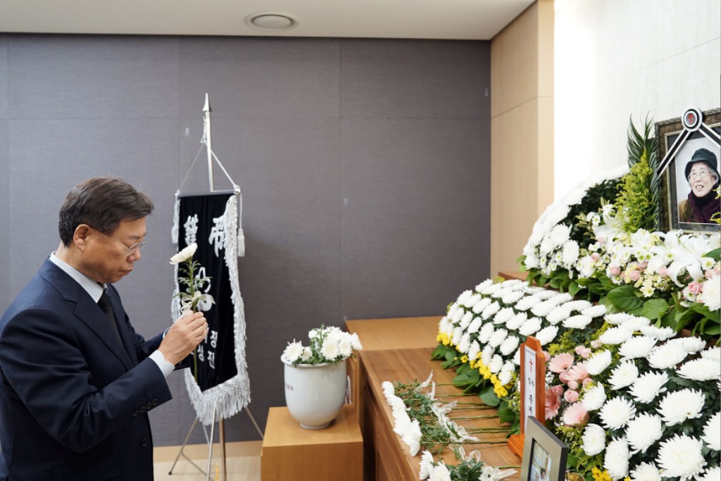 복지정책과-신상진 성남시장이 ‘행복한 유산 기부 성남시 1호’ 홍계향 할머니의 빈소를 찾아 조문 중이다1.jpg