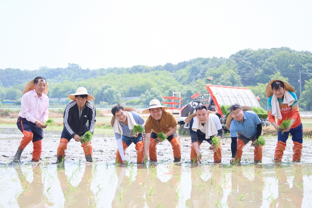 240523 서광범 의원, 여주 모내기행사에 도지사 초청 (1).jpg