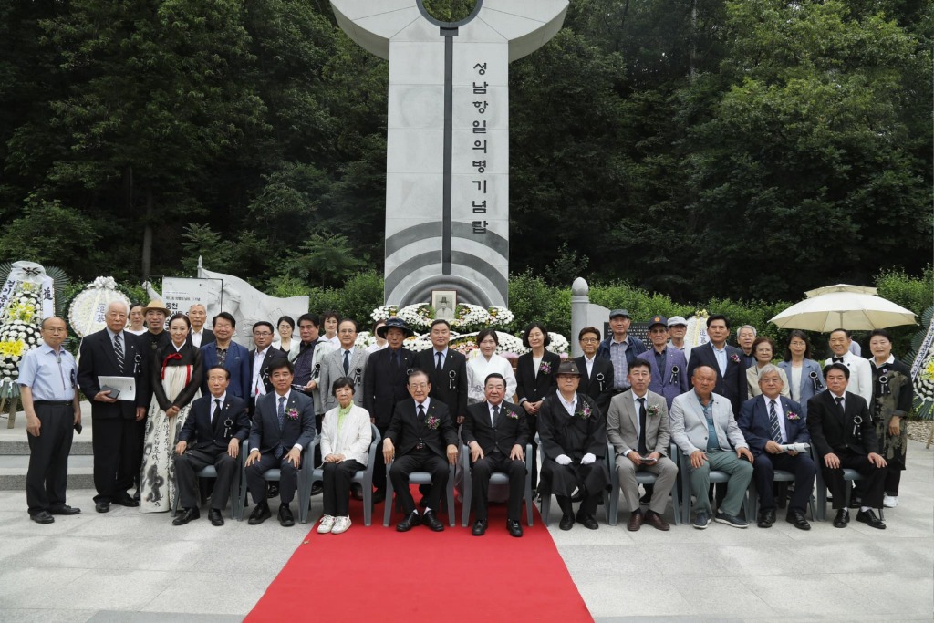 전년도 추모제 단체사진.jpg