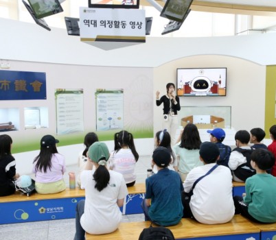 홍보관 견학-1층.JPG width: 100%; height : 150px