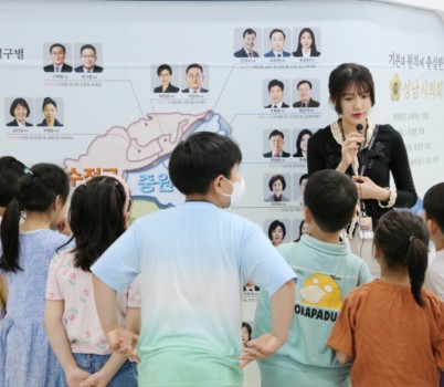 홍보관견학-1층.JPG width: 100%; height : 150px