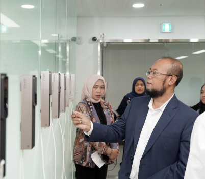 총무과-3일 성남시 판교테크노밸리의 한 생체인식 보안업체를 견학 중인 오잣 다로잣 인도네시아 국립방송통신대학 총장과 대표단 모습 .JPG width: 100%; height : 150px