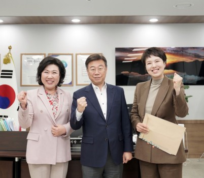 미래교육과-(왼쪽)오찬숙 성남교육지원청 교육장, (가운데)신상진 성남시장, (오른쪽) 김은혜 분당(을) 당선인.jpg width: 100%; height : 150px