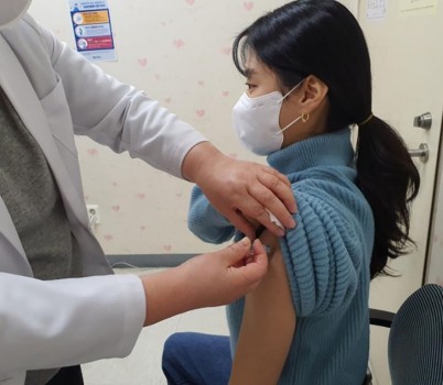 중원구보건소-성남시민이 독감백신 접종 중이다.jpg width: 100%; height : 150px