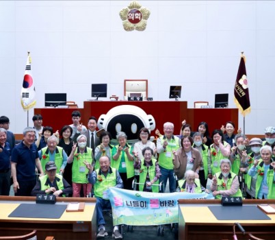 홍보관 견학-2층 단체사진.JPG width: 100%; height : 150px