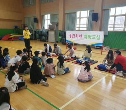 재난안전관-성남시 어린이 안전체험캠프에서 응급처치 체험교실이 열리고 있다 (2023 자료사진).jpg width: 100%; height : 150px