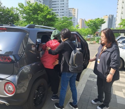 노인복지과-성남시에 사는 거동 불편 어르신이 병원에 가려고 부름카를 타고 있다.jpg width: 100%; height : 150px