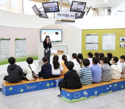 홍보관 견학 1층.jpg width: 100%; height : 150px