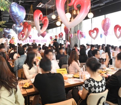 여성가족과-성남시가 지난 5월 18일 탭퍼블릭 판교점에서 개최한 올해 첫 솔로몬(SOLO MON)의 선택 행사 때.jpg width: 100%; height : 150px